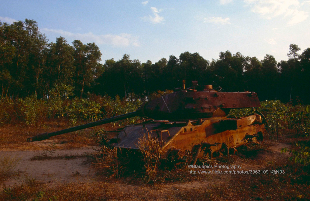 Xác xe tăng từ thời chiến tranh ở khu vực địa đạo Củ Chi.