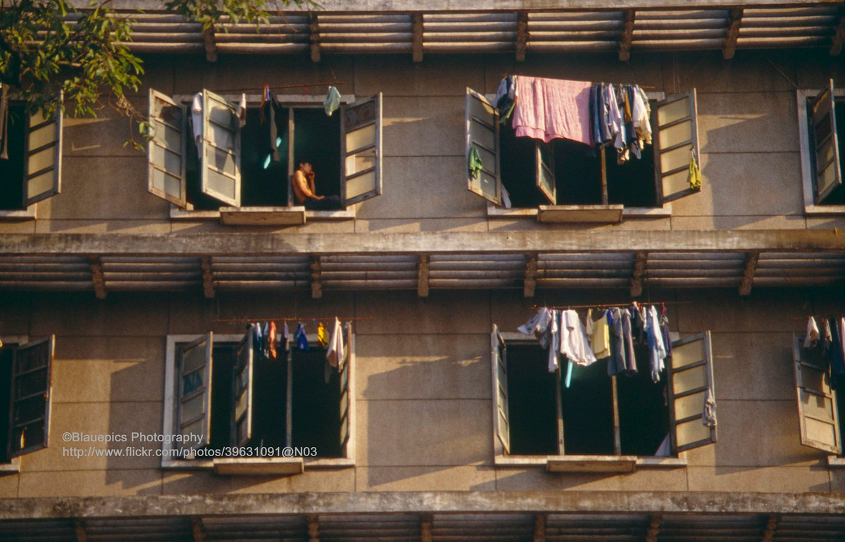 Những ô cửa của ký túc xá 135 Trần Hưng Đạo.