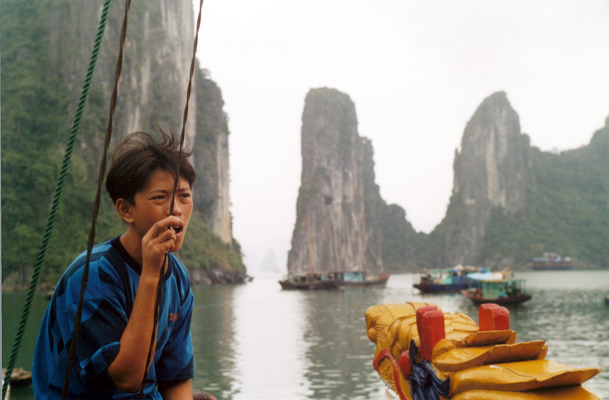 Cậu bé trên con thuyền ở Vịnh Hạ Long.