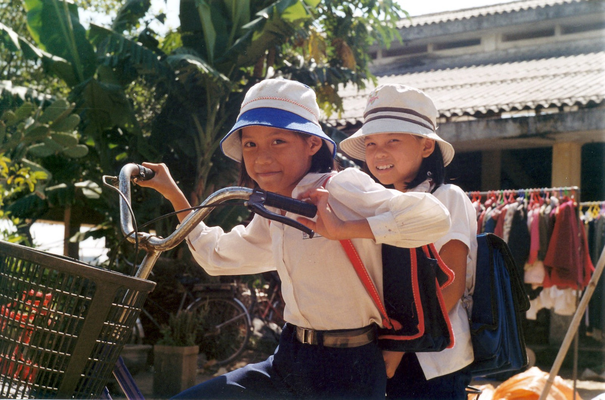 Hai bé gái Huế đi xe đạp.