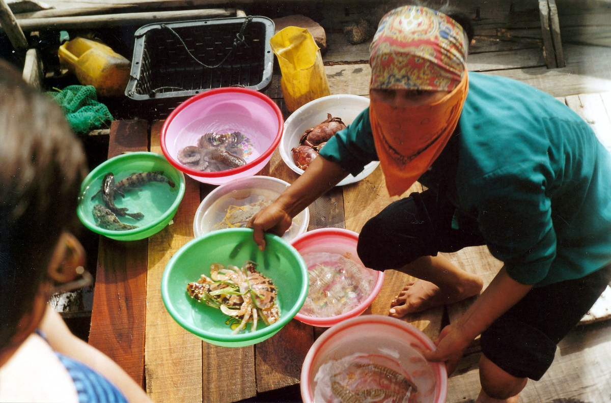 Người bán hải sản ở Vịnh Hạ Long.