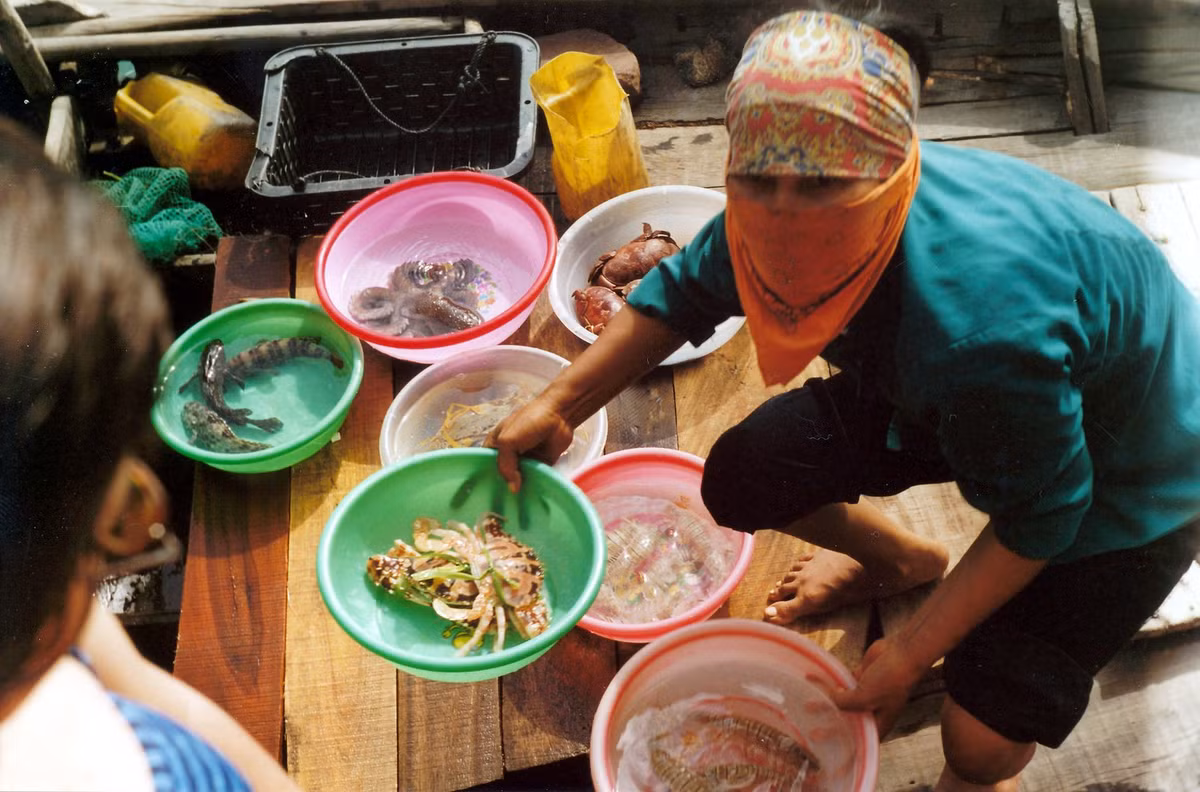 Người bán hải sản ở Vịnh Hạ Long.