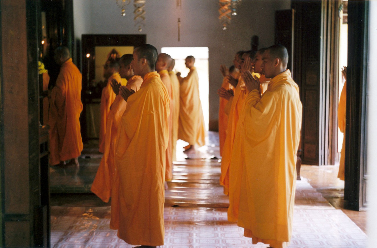 Các nhà sư trong ngôi chùa ở Huế.