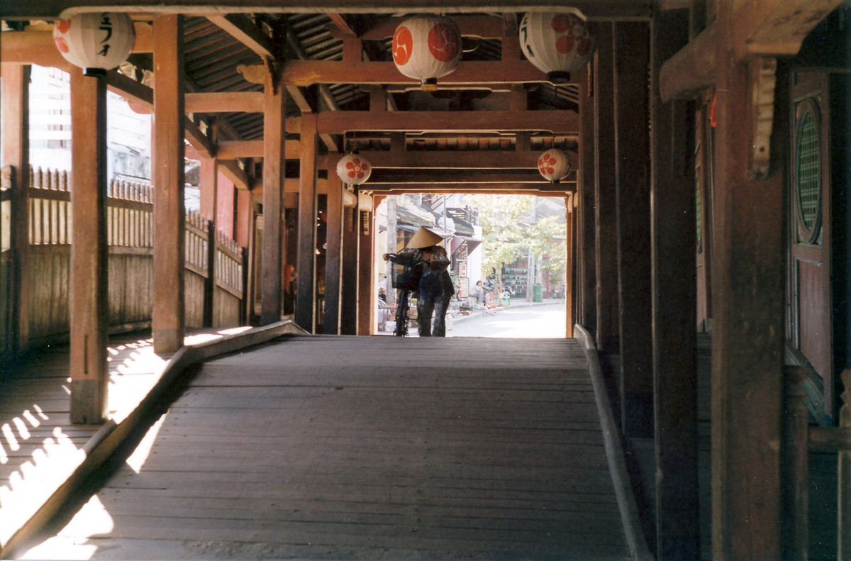 Bên trong chùa Cầu Hội An.