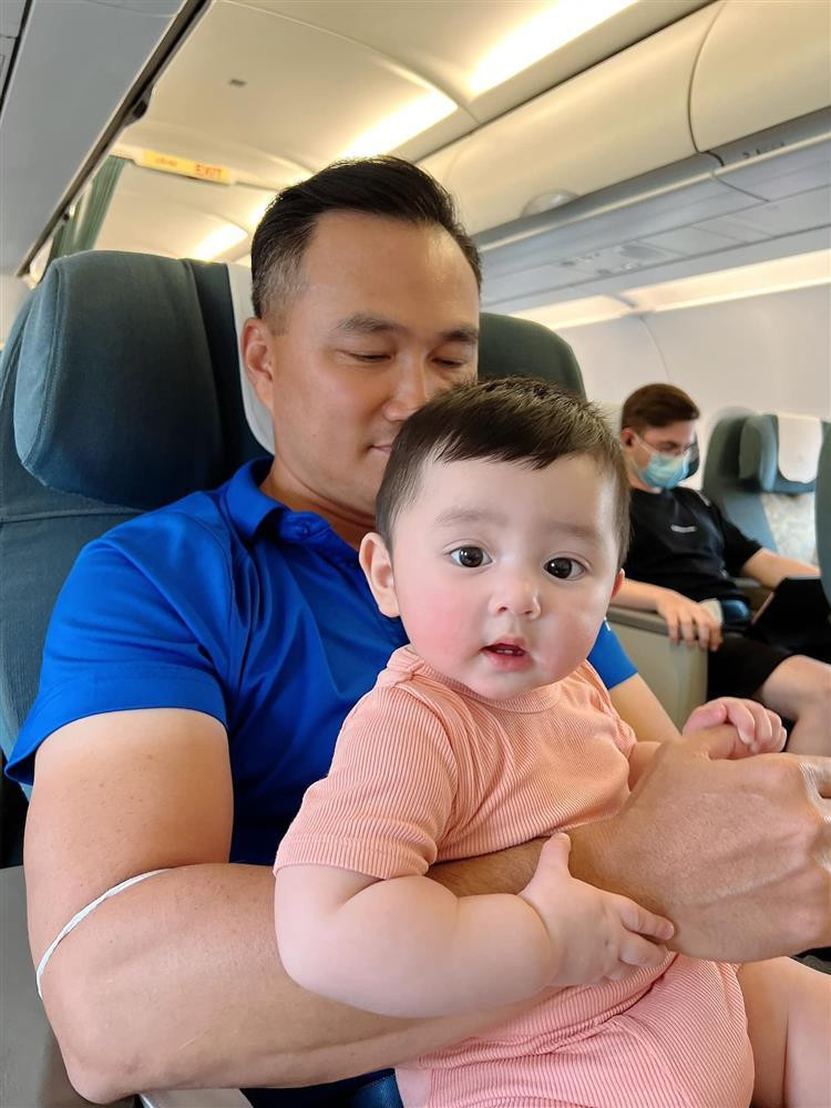 Loat anh cung xiu cua con trai Chi Bao tren may bay-Hinh-2