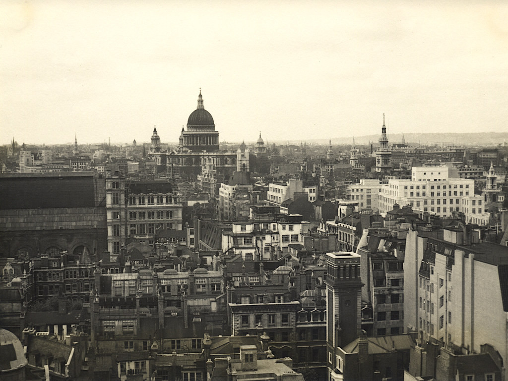 Khung cảnh thành phố London nhìn từ Đài tưởng niệm Đại hỏa hoạn, thập niên 1960.