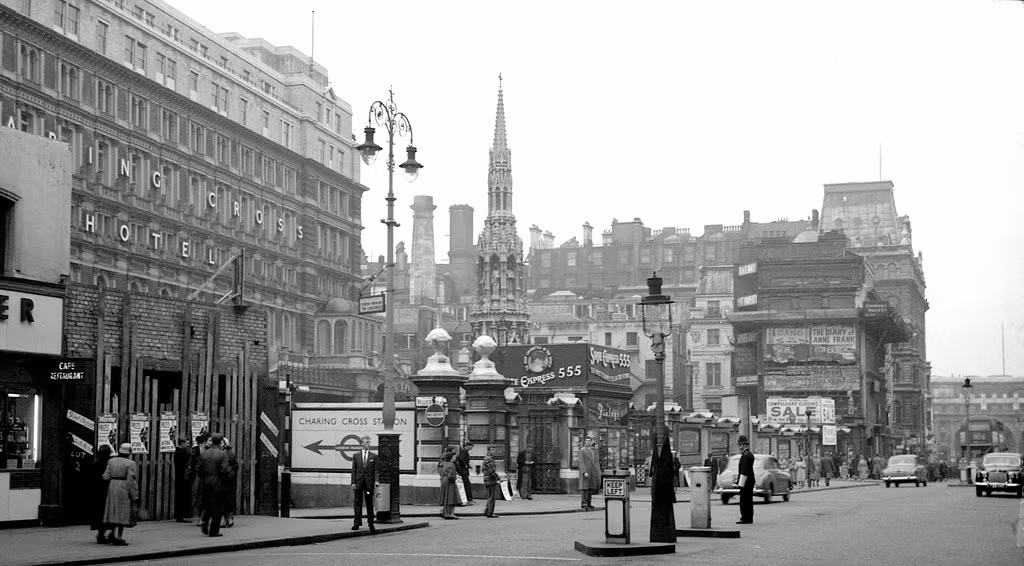 Đại lộ Strand ở London năm 1957.