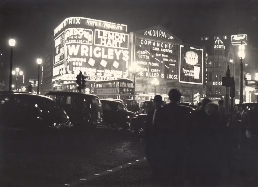 Buổi tối ở Vòng xoay Piccadilly, 1956.