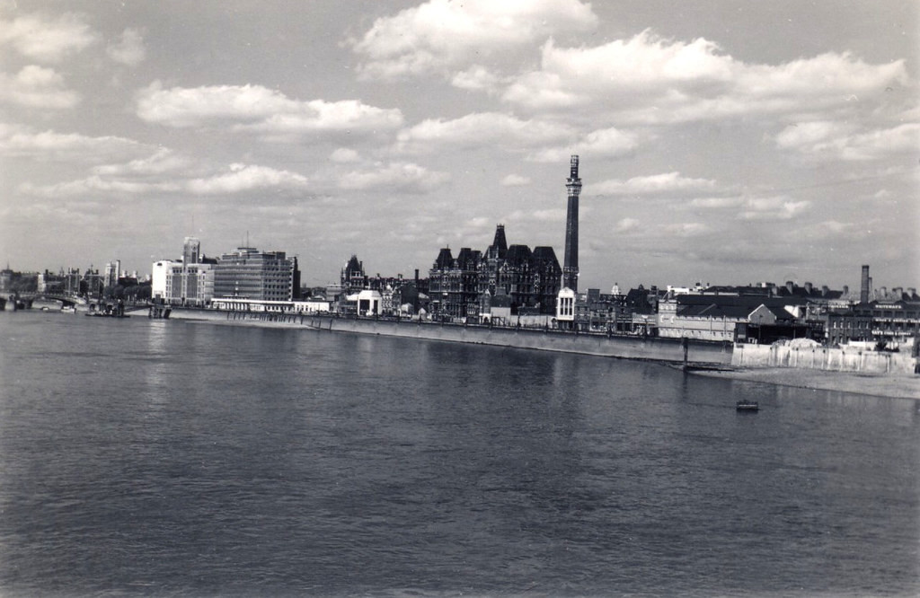 Nhà máy Royal Dalton bên sông Thames.