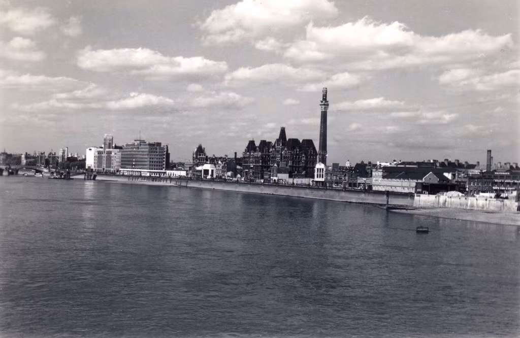 Nhà máy Royal Dalton bên sông Thames.