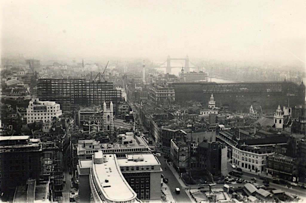 Thành phố London nhìn từ nhà thờ Chính tòa St Paul, thập niên 1950.