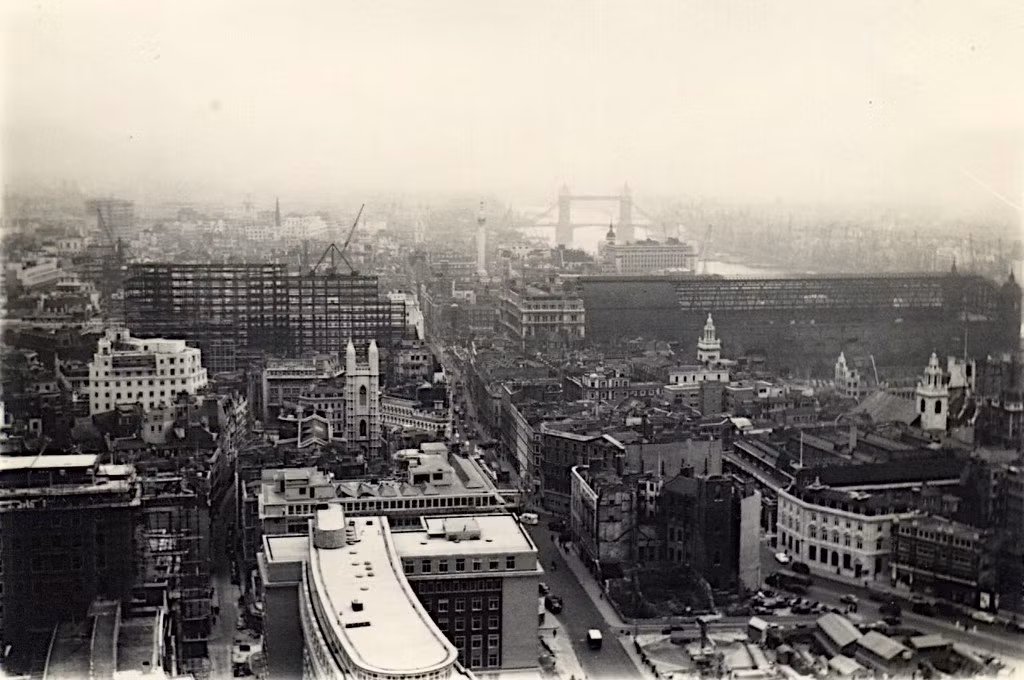 Thành phố London nhìn từ nhà thờ Chính tòa St Paul, thập niên 1950.