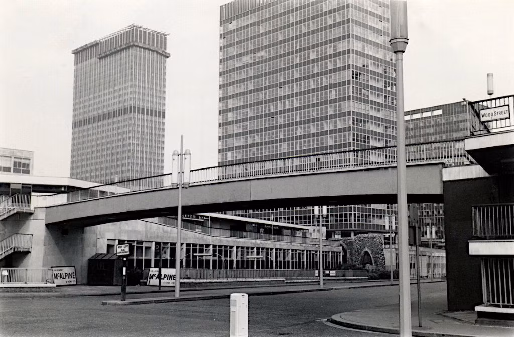Đường 11, gần di tích Tường thành London - có thể nhìn thấy phía phải, thập niên 1960 .