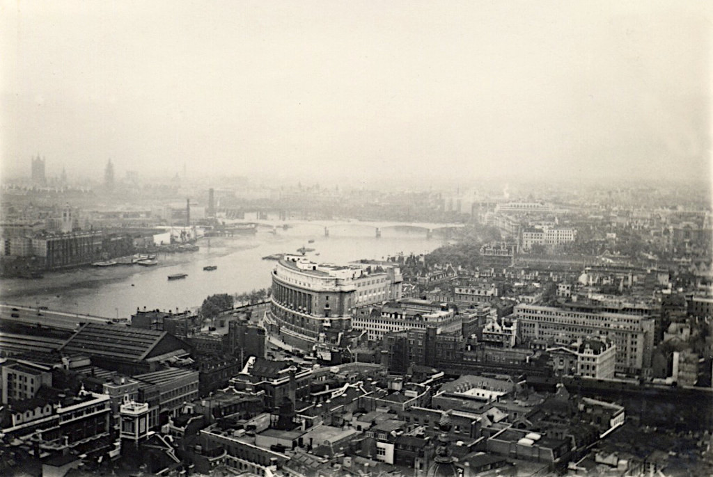Thành phố London nhìn từ nhà thờ Chính tòa St Paul, thập niên 1950.