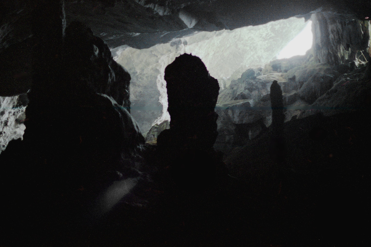 Không gian huyền ảo bên trong một hang động.