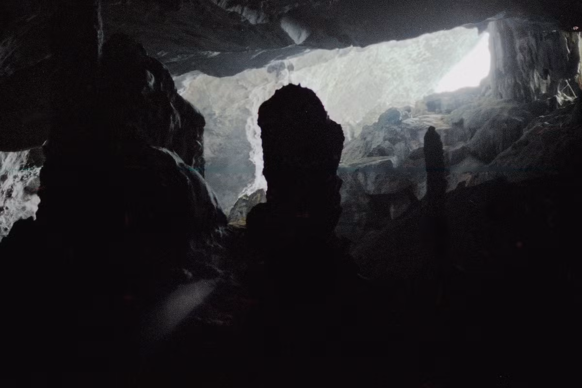 Không gian huyền ảo bên trong một hang động.