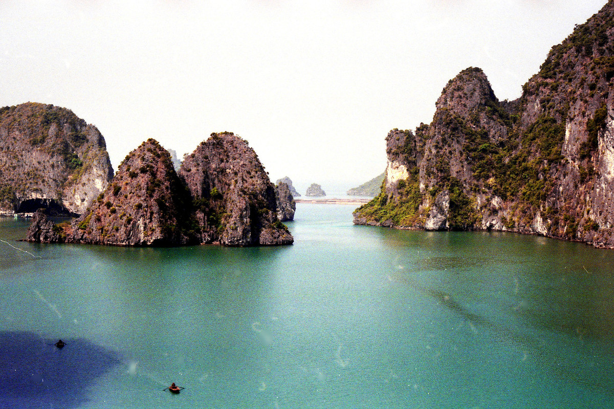 Khung cảnh nhìn từ hang Sửng Sốt. Cửa hang Bồ Nâu nằm bên trái.