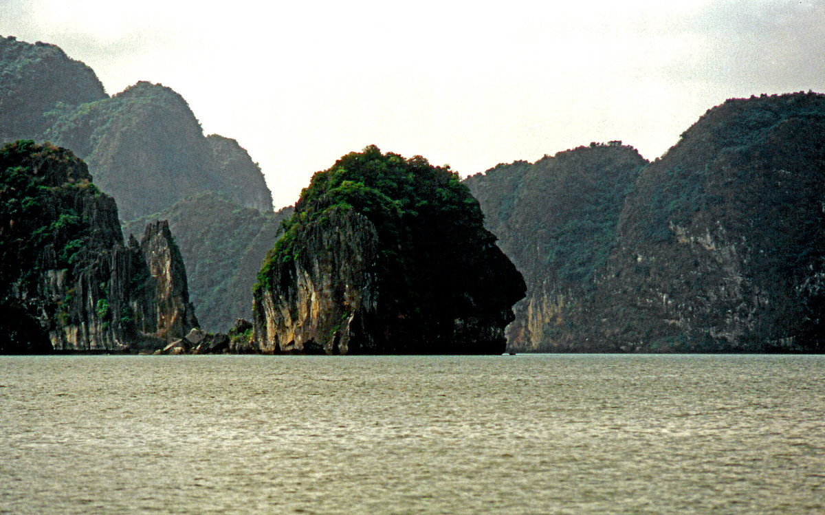 Hòn Đầu Người, trông giống hệt một đầu người nhìn ngang nhô lên từ mặt biển.