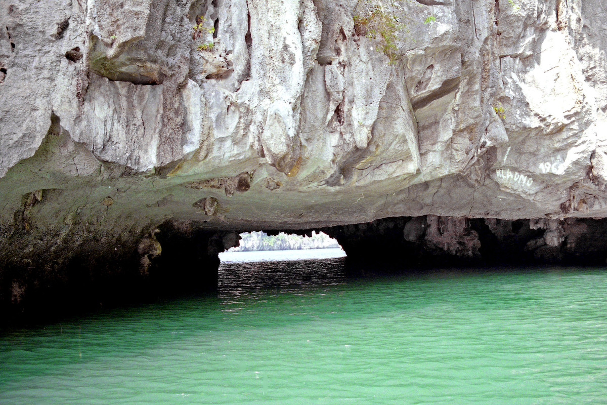 Hang Luồn, hang xuyên thủy nổi tiếng ở vịnh Hạ Long.