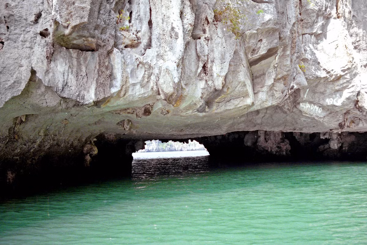 Hang Luồn, hang xuyên thủy nổi tiếng ở vịnh Hạ Long.