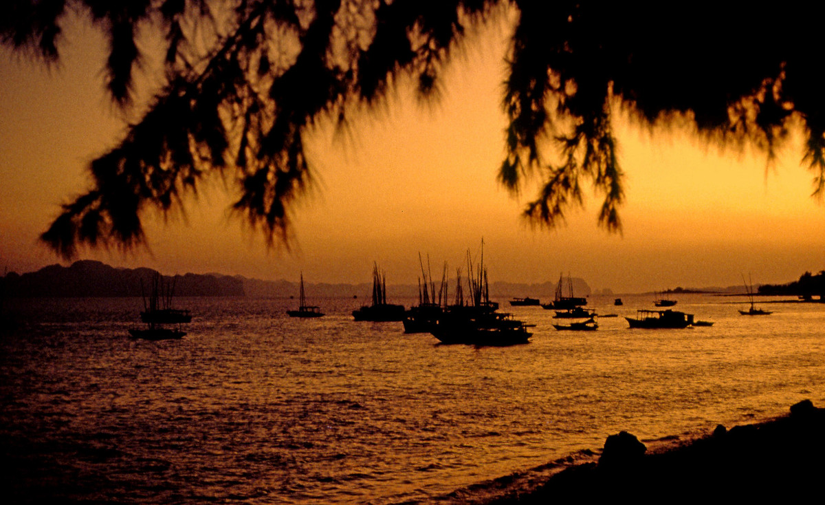 Cảnh hoàng hôn trên vịnh Hạ Long nhìn từ bờ biển thành phố Hạ Long.