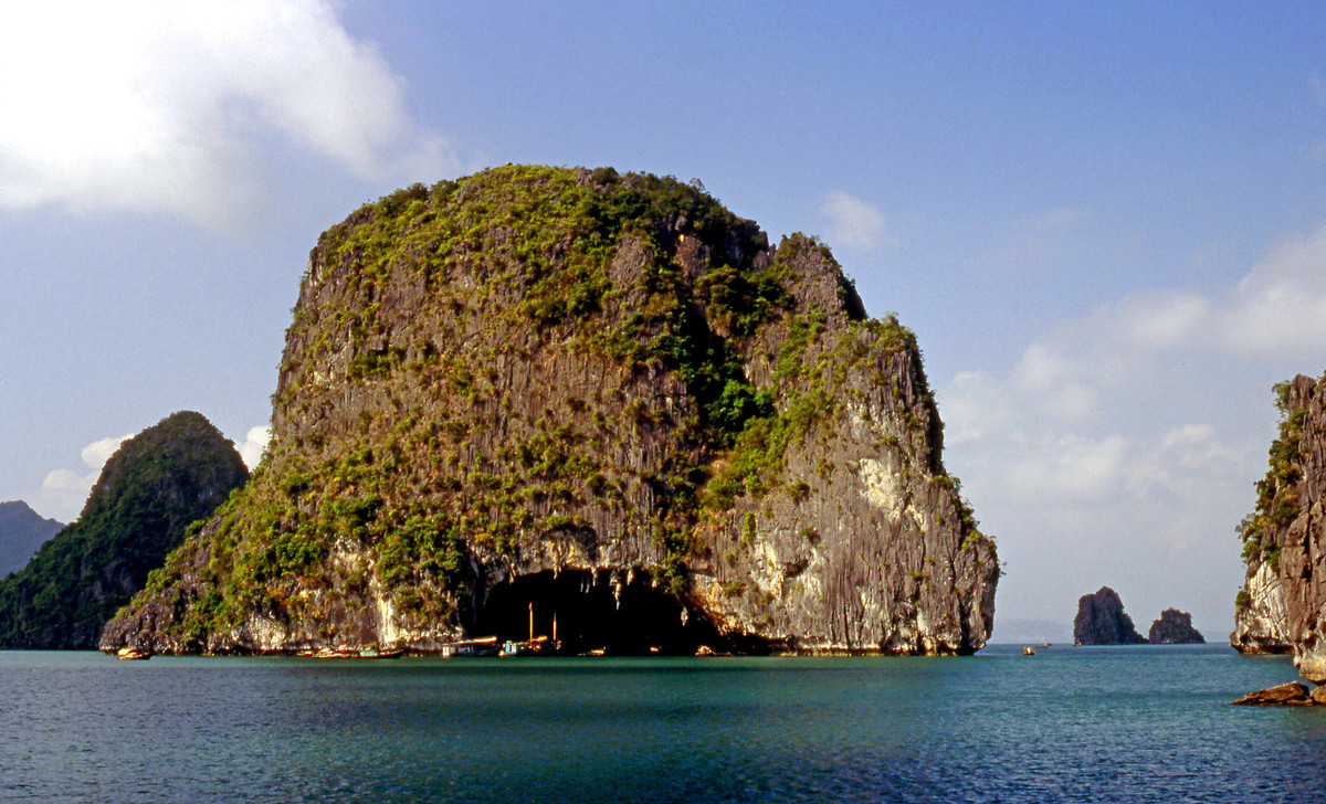 Hang Bồ Nâu nhìn từ bên ngoài.