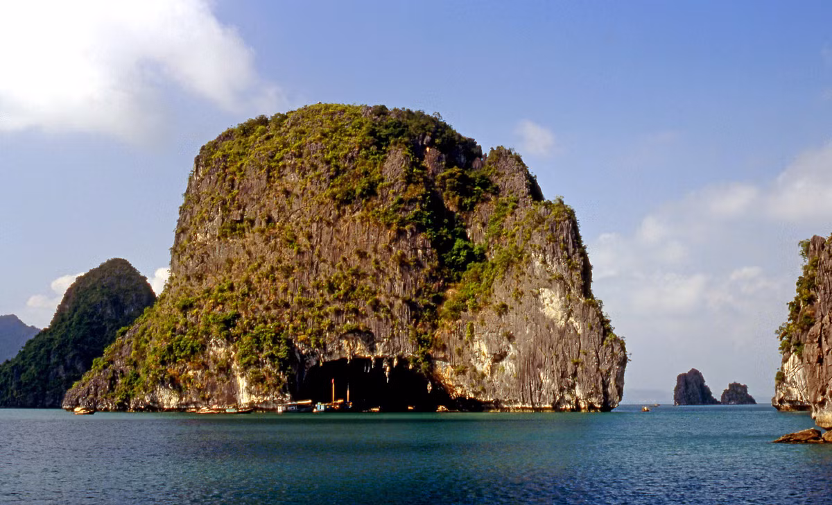 Hang Bồ Nâu nhìn từ bên ngoài.