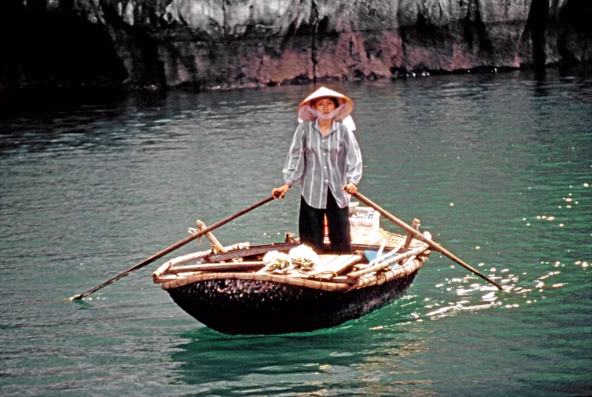 Người bán san hô lưu niệm cho khách du lịch trên vịnh Hạ Long.