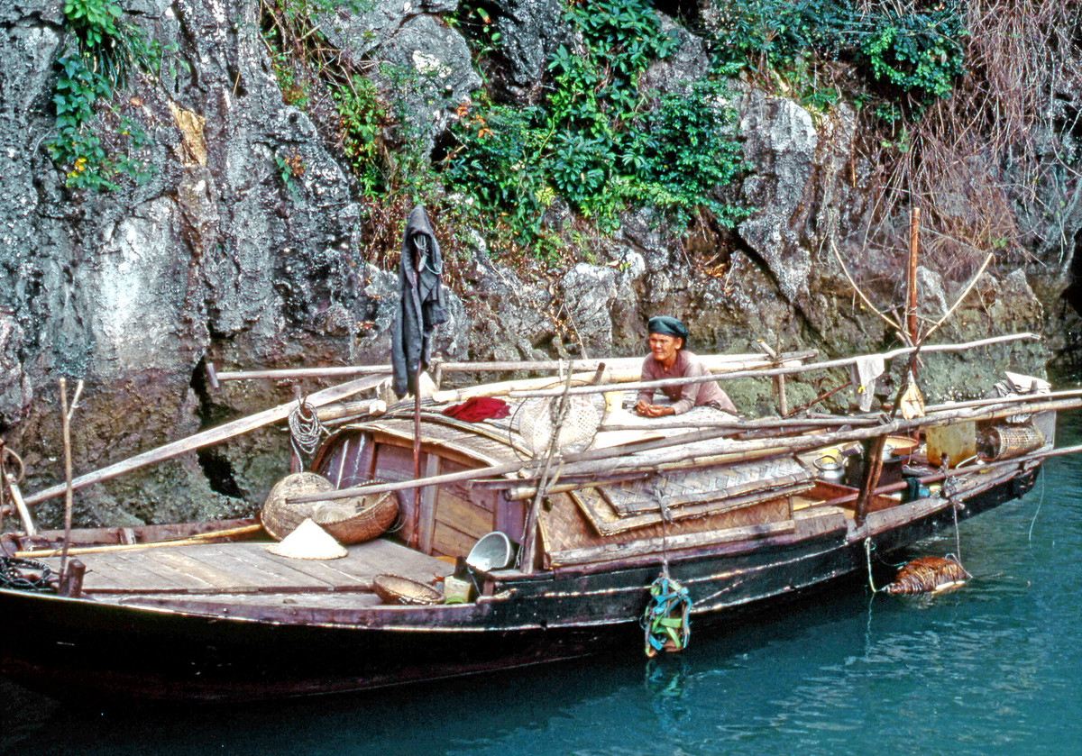 Cận cảnh một chiếc thuyền của ngư dân sống trong lòng vịnh.