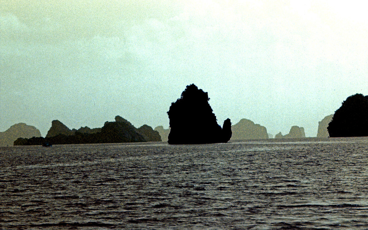 Hòn Ấm, một đảo đá có hình thù như cái ấm ở vịnh Hạ Long.