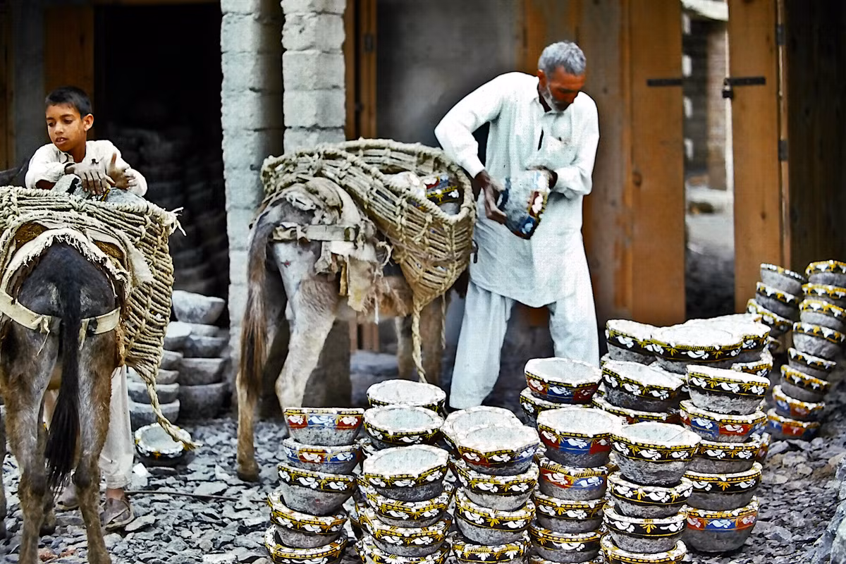 Cụ ông đưa những chiếc cối đá lên bao tải trên lưng con lừa. Chúng được dùng để xay các loại gia vị và nguyên liệu thực phẩm khác.