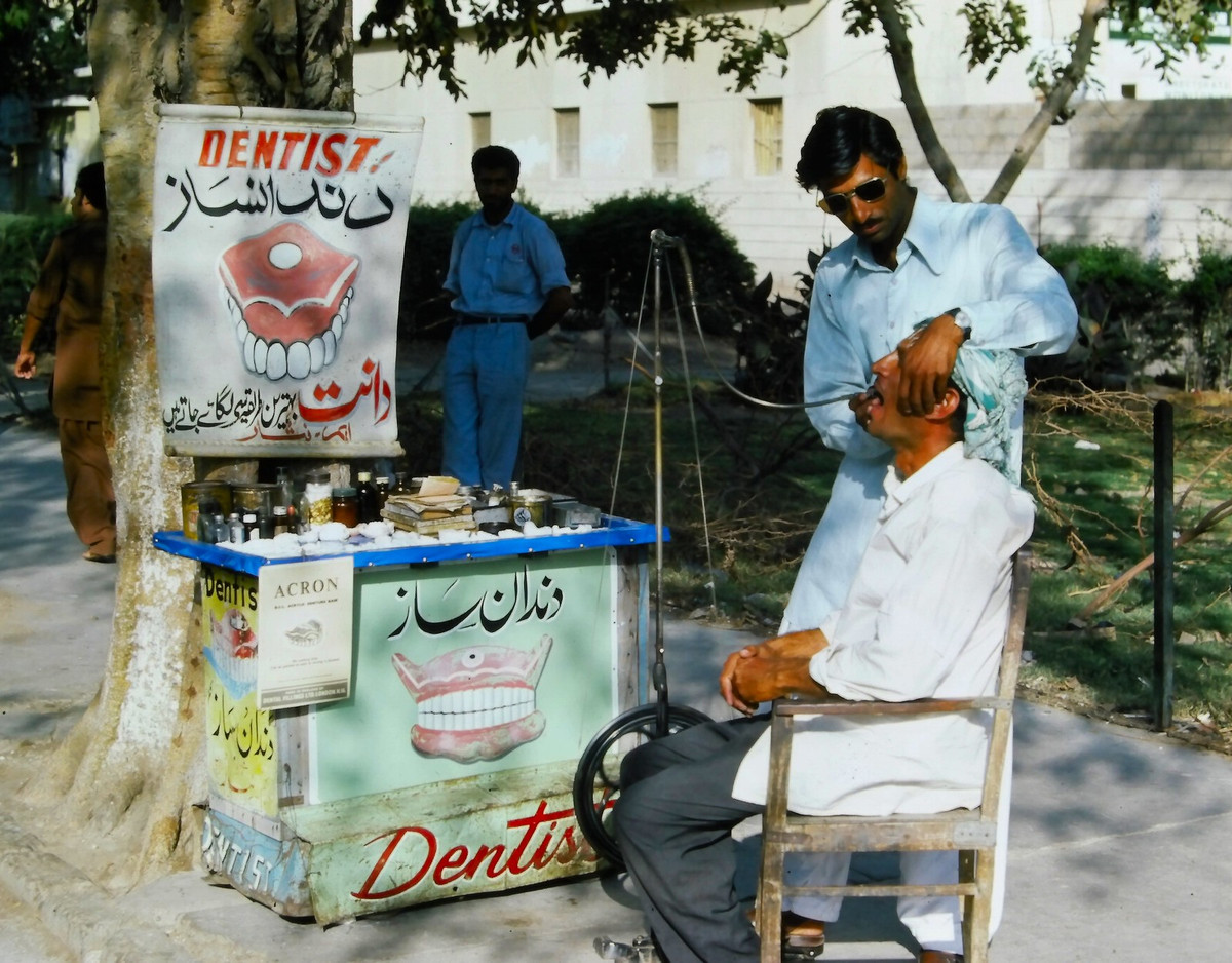 Nha sĩ đường phố hành nghề.