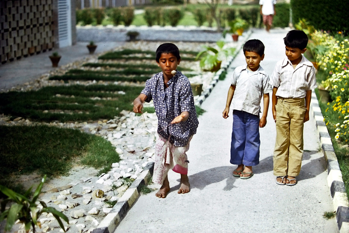 Cậu bé chơi quay.
