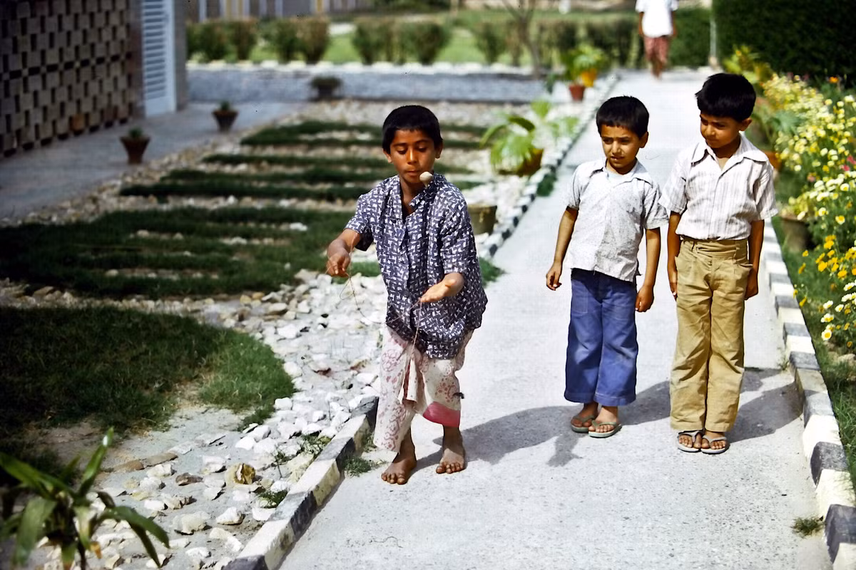 Cậu bé chơi quay.