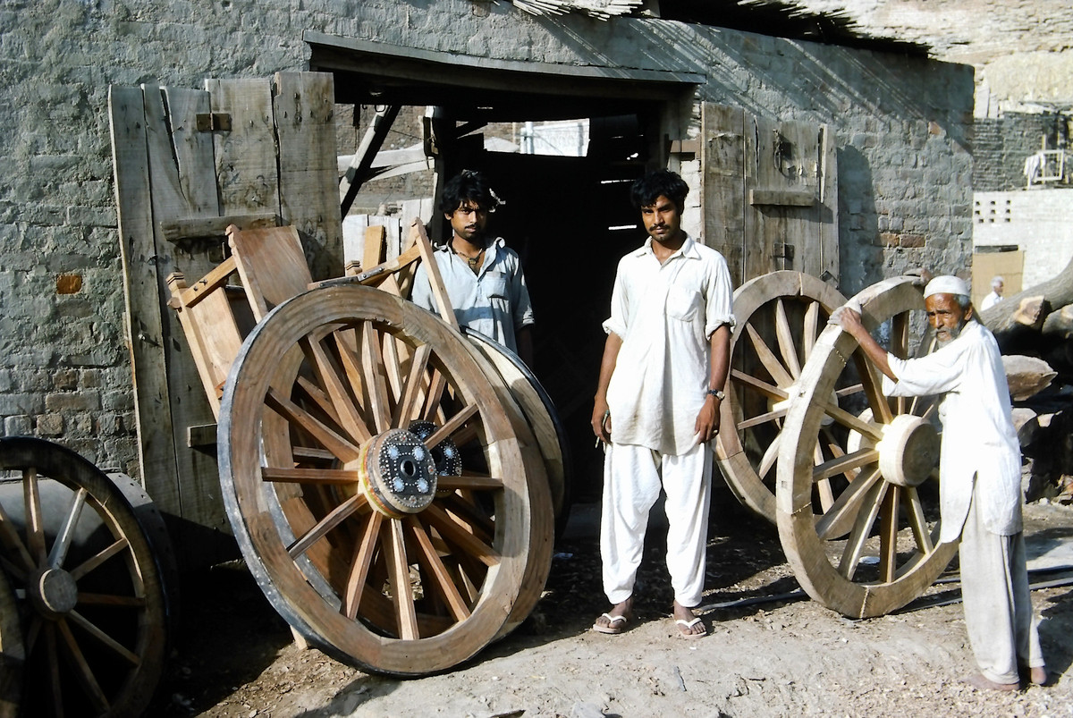 Tại xưởng làm bánh xe.