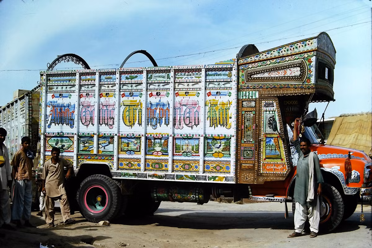 Một chiếc xe tải được trang trí rực rỡ bằng cách vẽ tay.