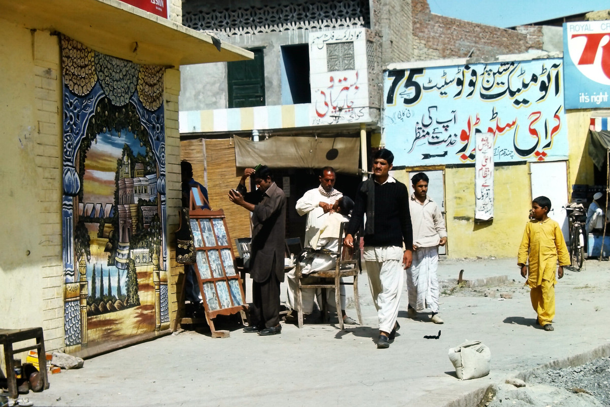 Tiệm hớt tóc ở một góc phố.