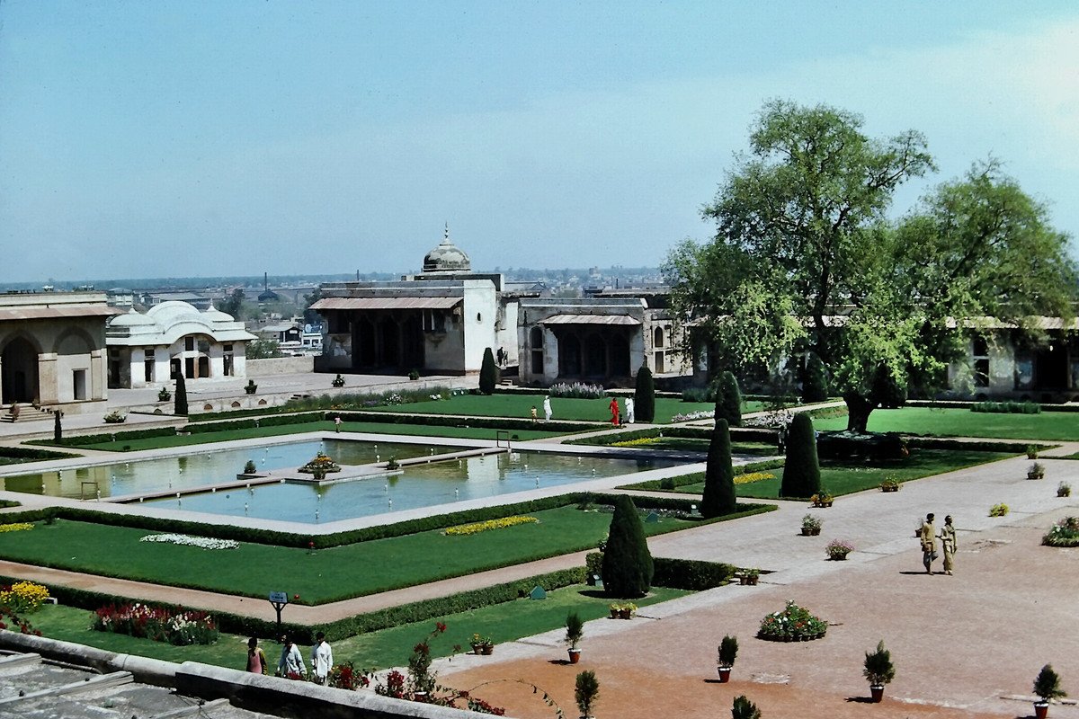 Trong khuôn viên pháo đài Lahore, một di sản nổi tiếng của đế chế Mughal.