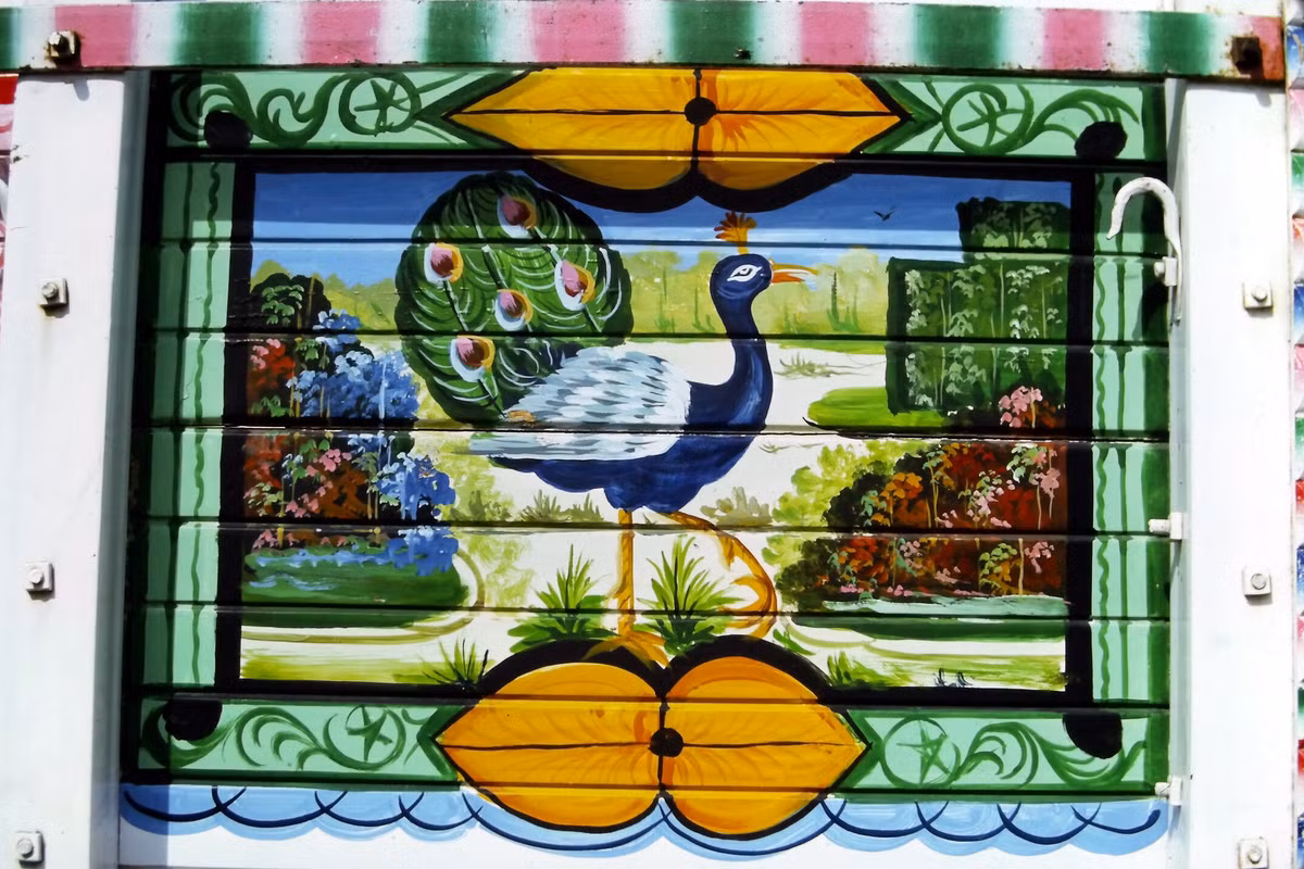 Cận cảnh một bức tranh trên chiếc xe tải.