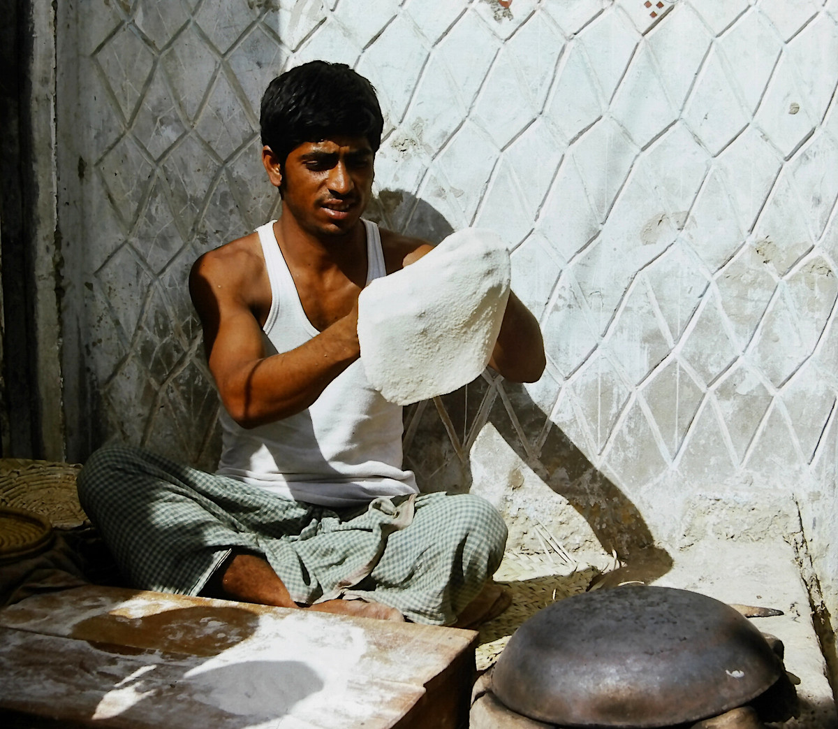 Người đàn ông làm chapati, loại bánh mì dẹt phổ biến ở các nước Nam Á.