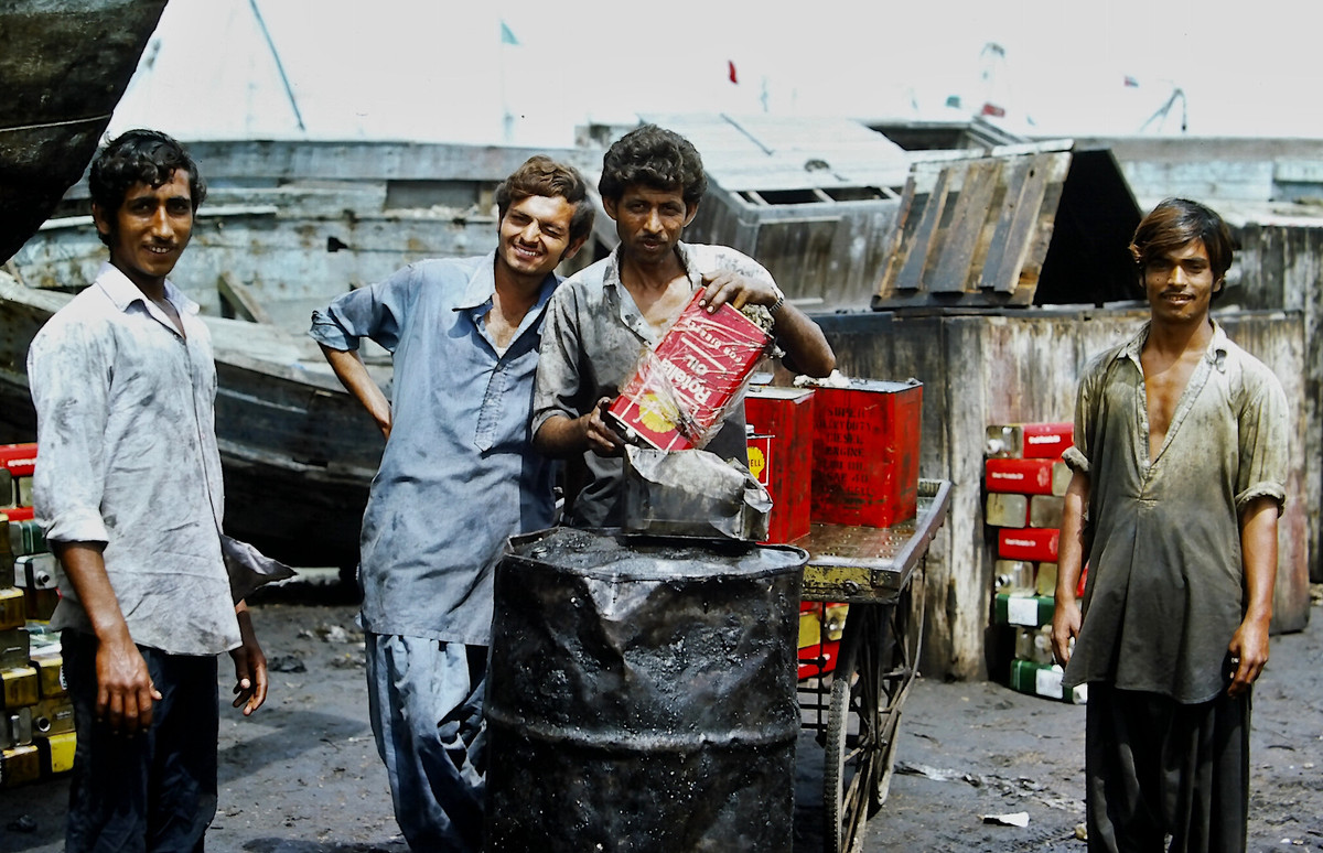 Những người đàn ông ở cảng Karachi.