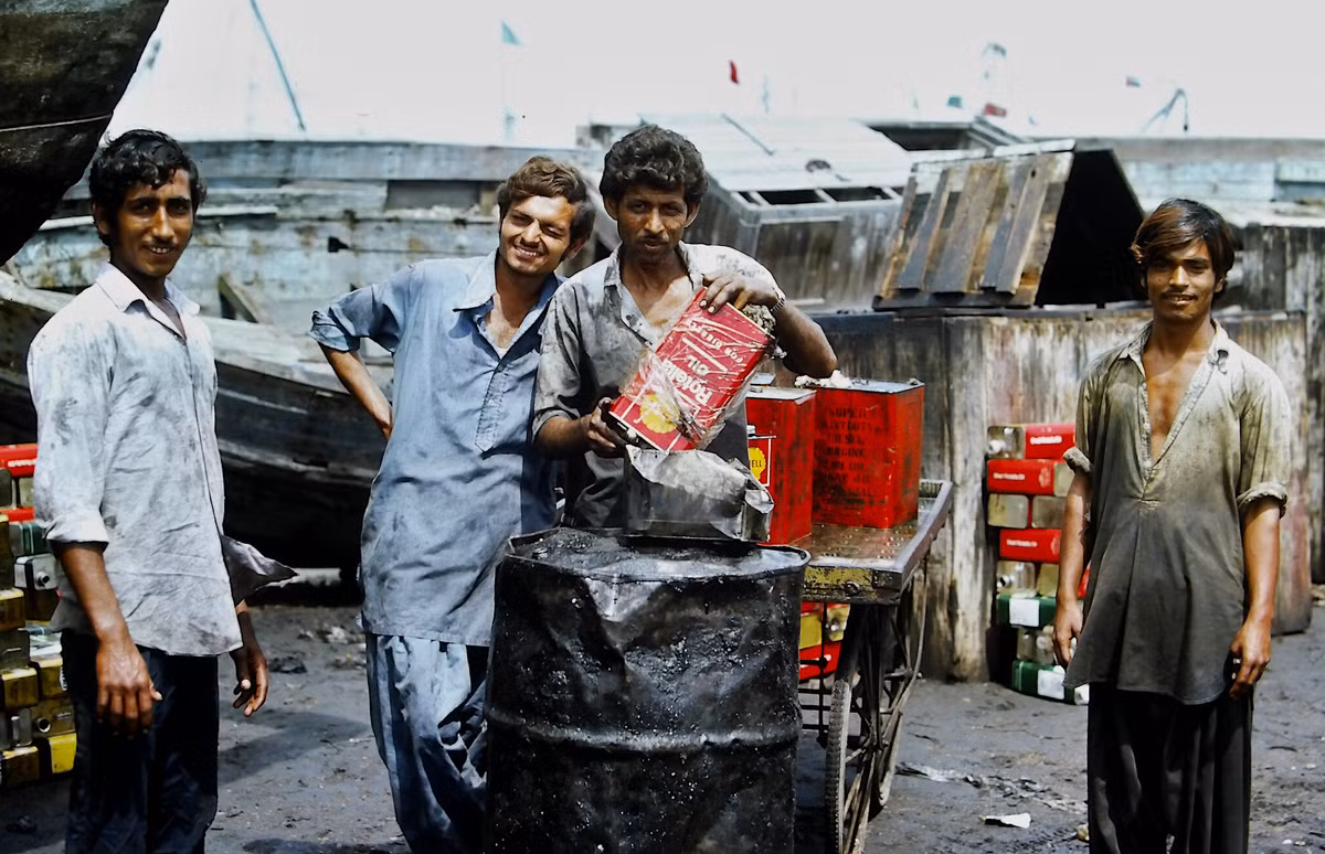 Những người đàn ông ở cảng Karachi.