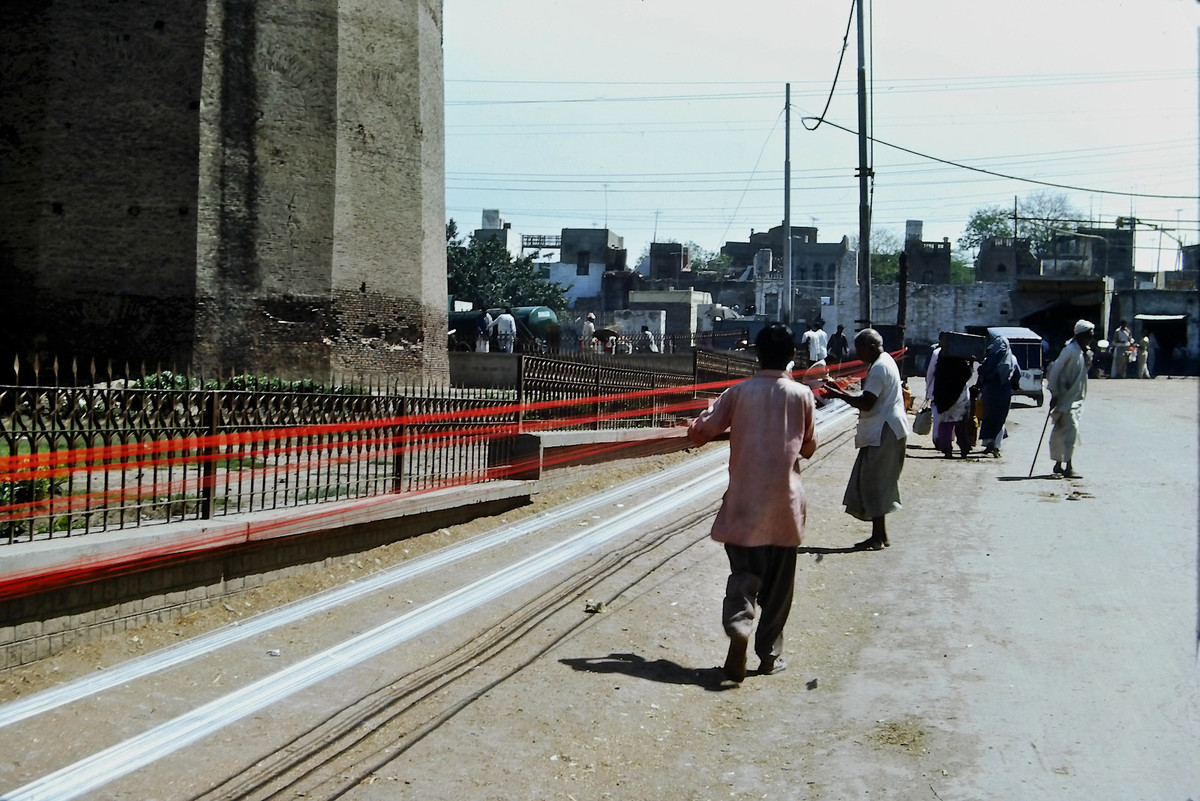 Người dân Lahore chuẩn bị dây diều cho cuộc chọi diều truyền thống địa phương. Dây thường làm từ kim loại hoặc bọc thủy tinh nhằm mục đích cắt đứt dây diều của đối thủ.