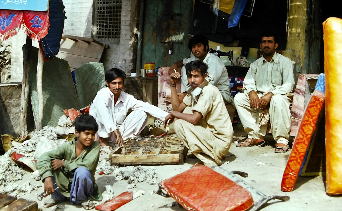 Cửa hàng bọc nệm ở Peshawar.