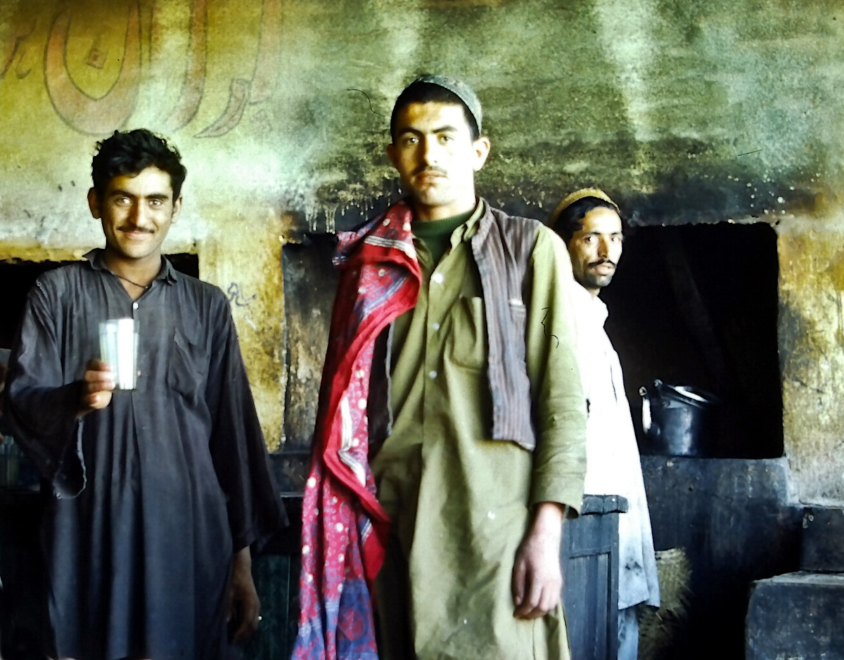 Trong quán trà của người Baloch, cồng đồng dân cư có nguồn gốc từ Iran.