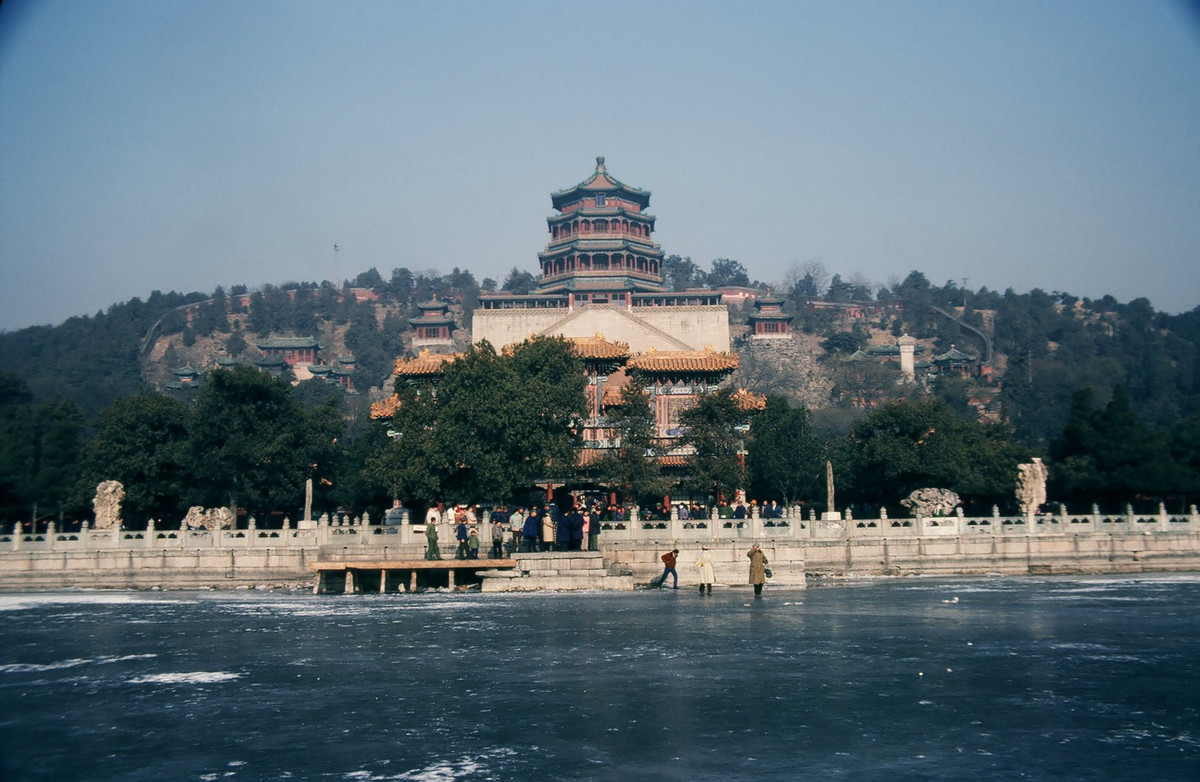 Mặt hồ Côn Minh ở Di Hòa viên - cung điện mùa hè của nhà Thanh - đóng băng. Nơi này nằm cách Bắc Kinh 15 km về hướng Tây Bắc.