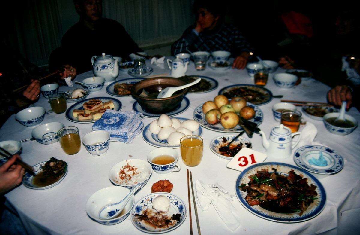 Bữa tối với các món ăn Trung Hoa truyền thống trong một nhà hàng.