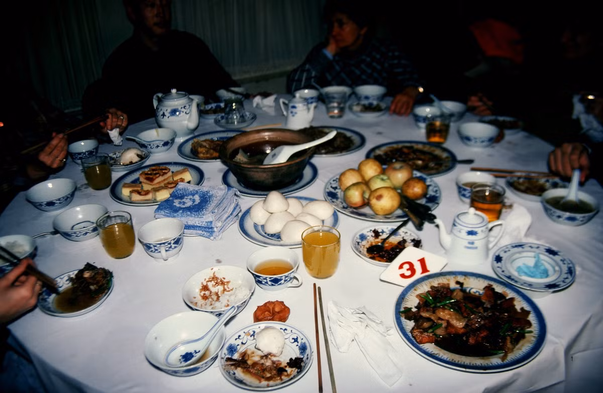 Bữa tối với các món ăn Trung Hoa truyền thống trong một nhà hàng.