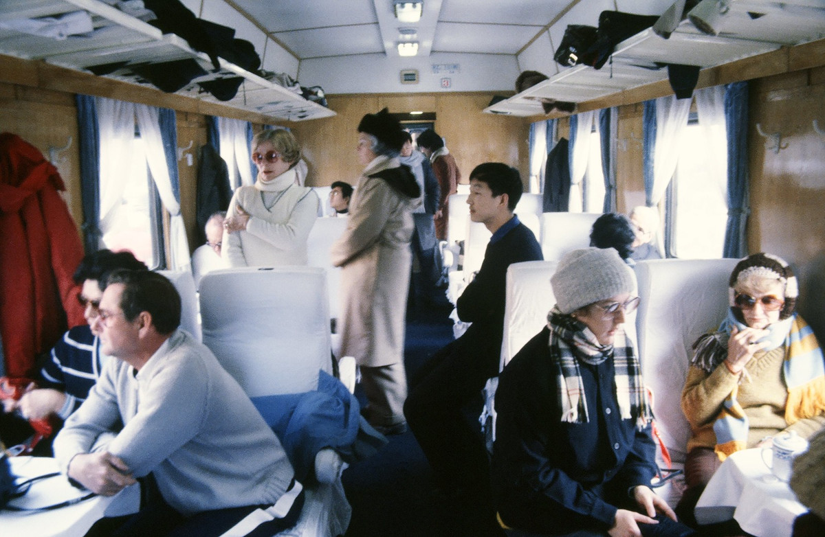 Trên chuyến tàu từ Bắc Kinh đến Bát Đạt Lĩnh, cách trung tâm Bắc Kinh 80 km về phía Tây Bắc, nơi có đoạn Vạn Lý Trường Thành được viếng thăm nhiều nhất.