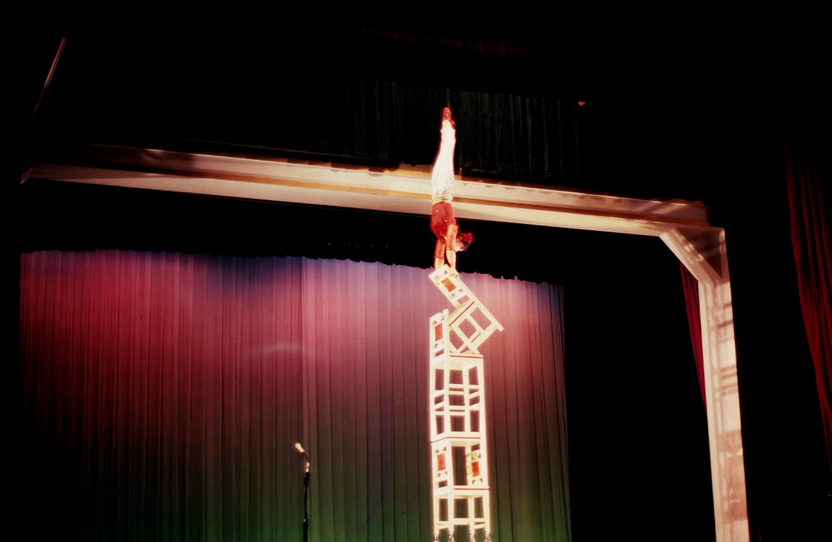 Màn biểu diễn thăng bằng trên ghế tại rạp xiếc Bắc Kinh.